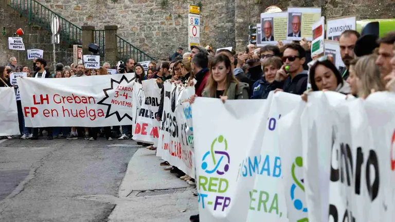 Decenas de docentes del sistema público de Formación Profesional (FP) han protagonizado una sonora protesta ante la sede del departamento de Educación en la primera de las tres jornadas de huelga convocadas por los sindicatos. EFE/ Jesús Diges