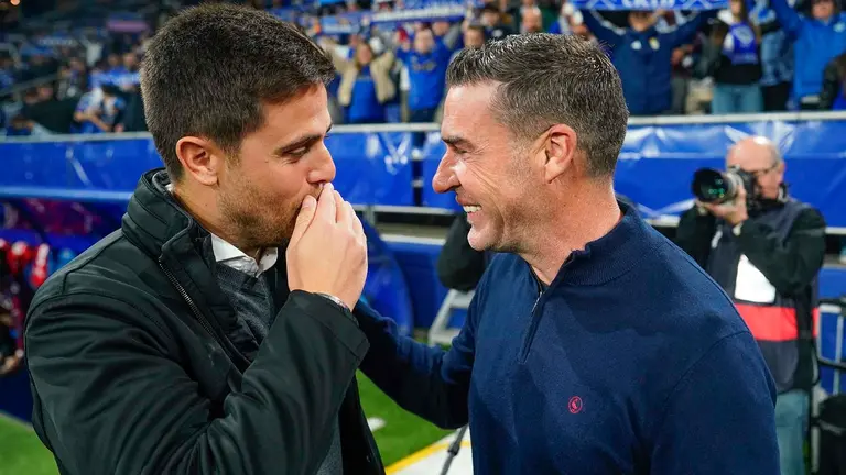 El entrenador italiano de Osasuna Alessio Lisci (i) saluda a Luis Miguel Carrión, entrenador del Oviedo, durante el partido de la jornada 11 de LaLiga que Real Oviedo y Atlético Osasuna disputan este lunes en el estadio Carlos Tartiere. EFE/Paco Paredes