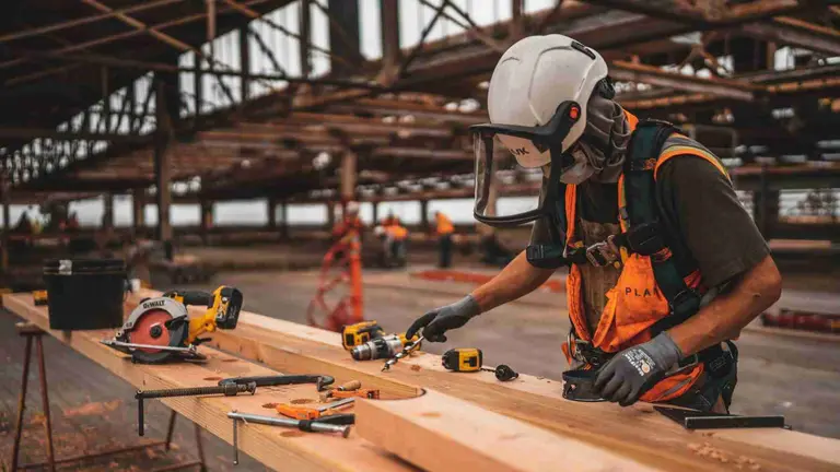 Un trabajador en una fábrica. ARCHIVO / UNSPLASH