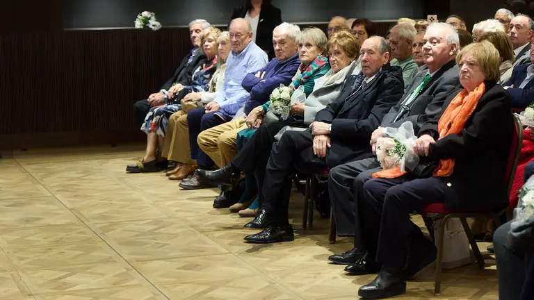 Homenaje organizado por Caja Rural de Navarra a 245 matrimonios que este año celebran sus bodas de oro. IÑIGO ALZUGARAY