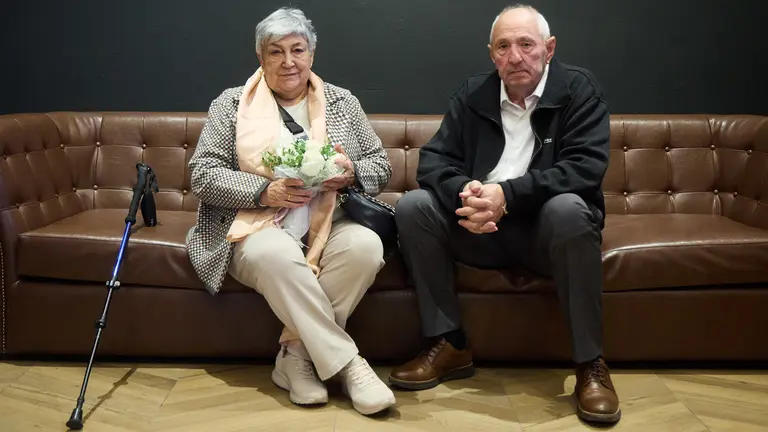 José Miguel Martínez Cortés y Blanca Azpiroz en el homenaje organizado por Caja Rural de Navarra a 245 matrimonios que este año celebran sus bodas de oro. IÑIGO ALZUGARAY