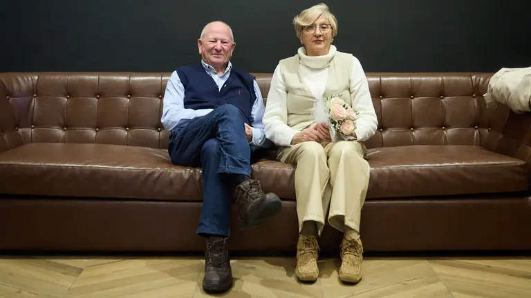 Petra María Gambarte  y Manuel Marín en el homenaje organizado por Caja Rural de Navarra a 245 matrimonios que este año celebran sus bodas de oro. IÑIGO ALZUGARAY