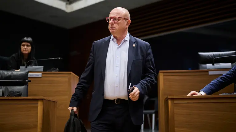 El consejero de Educaci&oacute;n, Carlos Gimeno, minutos antes de comenzar el pleno del Parlamento de Navarra. PABLO LASAOSA