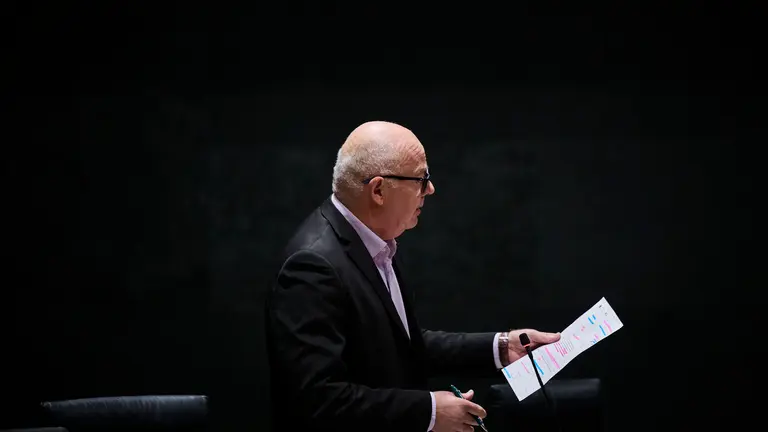 Emilio Jiménez, de Vox, interviene en el pleno del Parlamento. PABLO LASAOSA