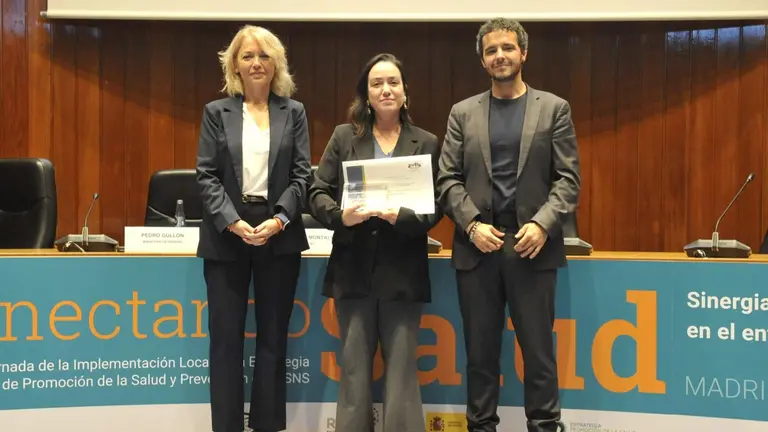 La concejala Zaloa Basabe con el reconocimiento. JAVIER DE CHAVEZ