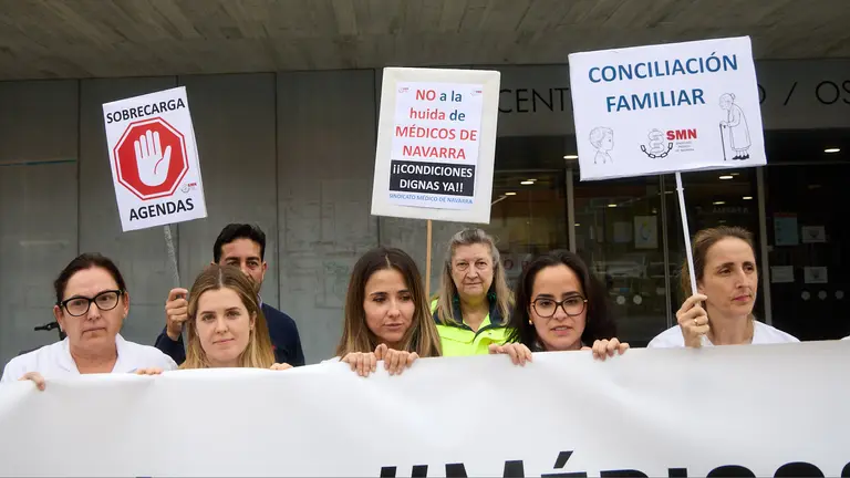 Concentración del Sindicato Médico de Navarra en el exterior del Centro de Salud de Sarriguren. IÑIGO ALZUGARAY
