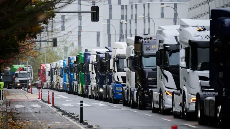Camionada convocada por Tradisna, ANET e HIRU para reclamar "peajes para nadie, fiscalidad justa e infraestructuras seguras" para el sector del transporte. PABLO LASAOSA