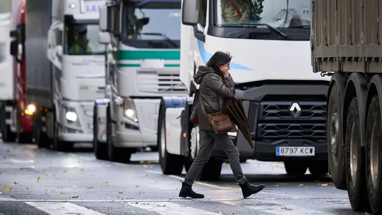 Camionada convocada por Tradisna, ANET e HIRU para reclamar "peajes para nadie, fiscalidad justa e infraestructuras seguras" para el sector del transporte. PABLO LASAOSA