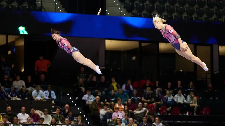 El equipo japonés de trampolín femenino ejecuta uno de sus ejercicios en la final de trampolín sincronizado este domingo, durante el Campeonato del Mundo de Gimnasia Trampolín que se celebra en Pamplona. EFE/ Iñaki Porto