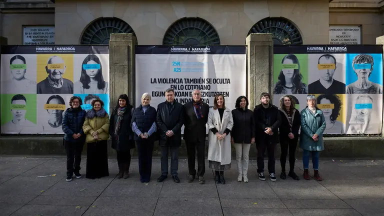 El vicepresidente Félix Taberna, con Patricia Abad, Patxi Vera y representantes de los grupos parlamentarios que han participado en la presentación de la campaña por el 25N. GOBIERNO DE NAVARRA