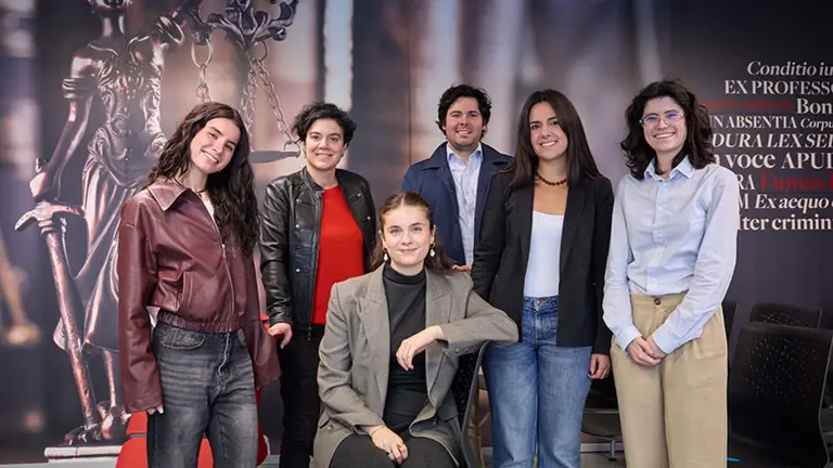 Las estudiantes participantes en el moot, junto al profesorado. De izda. a dcha., Leire Ibáñez; Beatriz Rodríguez Sanz de Galdeano (decana de la Facultad), Cecilia Monreal, Eduardo Herrero (profesor y preparador del equipo), Nerea Frommknecht y Marina Suescun. UNIVERSIDAD PÚBLICA DE NAVARRA