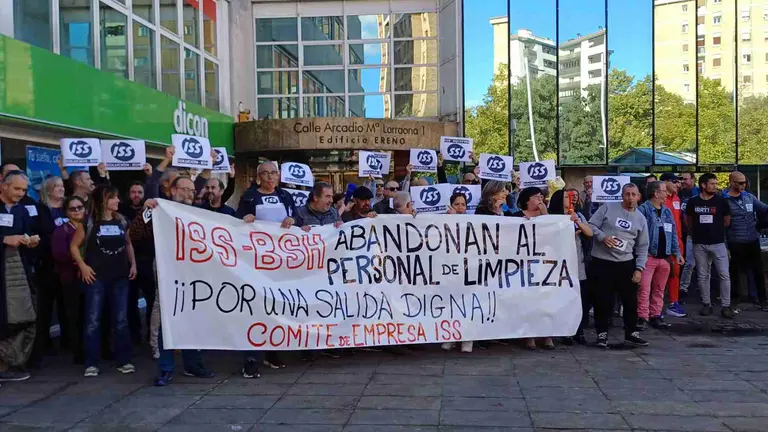 Trabajadores de ISS Facility en una concenttración reciente a las puertas de la sede de la empresa en Pamplona. CCOO