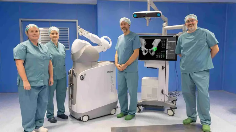 Roncesvalles Murillo y Cristina Martínez, enfermeras de quirófano, y los doctores Valentí y Díaz de Rada, de Cirugía Ortopédica y Traumatología, con el nuevo robot Mako. CLÍNICA UNIVERSIDAD DE NAVARRA