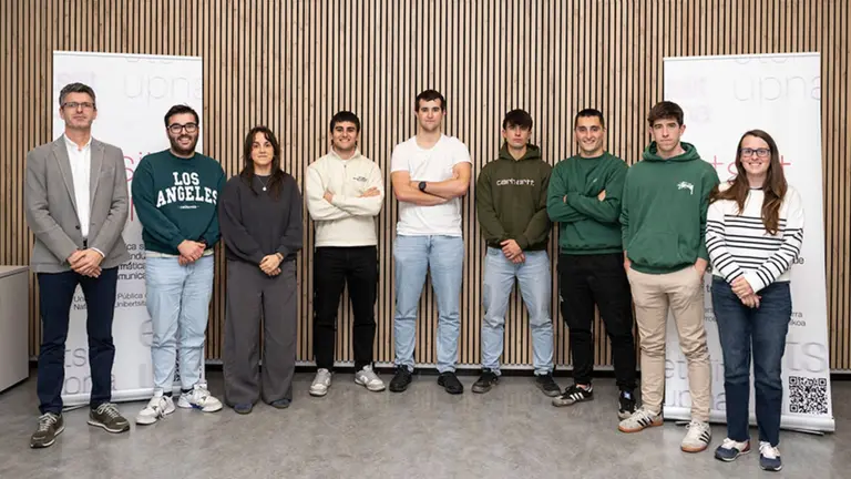 Estudiantes que están realizando su formación en empresas, en la UPNA, junto al profesorado del grado y responsable de la Escuela Técnica Superior de Ingeniería Industrial, Informática y de Telecomunicación (ETSIIIT). De izda. a dcha.: Alfredo Ursúa Rubio (director ETSIIIT), Carlos Filipe Salgado Matos, Andrea-Liliana Oliveira Fernandes, Javier Azpilicueta Aranda, Mikel Sanjuan Leranoz, Pablo Sola Castrillo, Jon Jurío Sesma, Franciso Javier Oronoz Cía, y Leyre Catalán Ros. UNIVERSIDAD PÚBLICA DE NAVARRA
