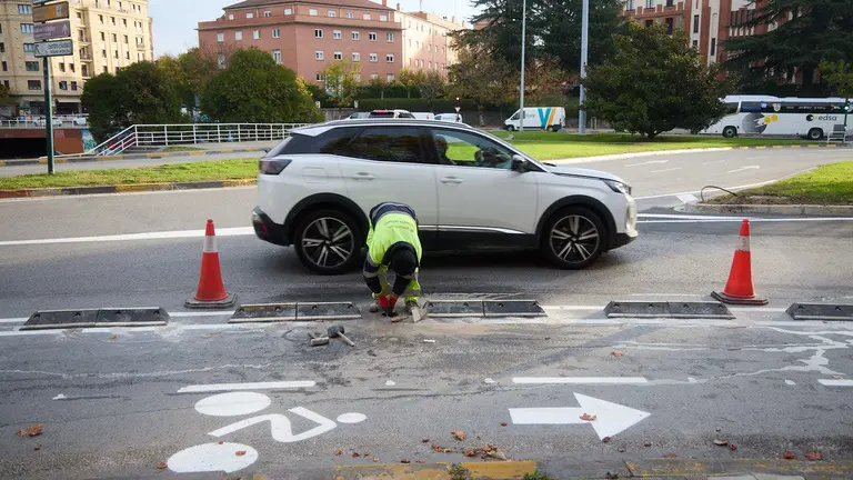 xLa Gerencia y la Comisión de Urbanismo del Ayuntamiento visitan las obras de mejora de la accesibilidad y de la movilidad en el entorno de la plaza de los Fueros. NAVARRA.COM