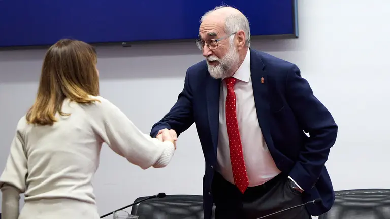 El consejero Fernando Dom&iacute;nguez explica en comisi&oacute;n parlamentaria los motivos del reciente cese del gerente del Servicio Navarro de Salud. NAVARRA.COM