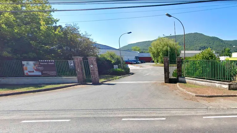 Imagen de archivo del acceso a la fábrica de Lácteos Goshua en Iráizoz. GOOGLE MAPS