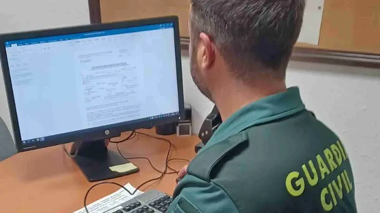Un agente del equipo @ de la Guardia Civil investigando un delito informático. GUARDIA CIVIL
