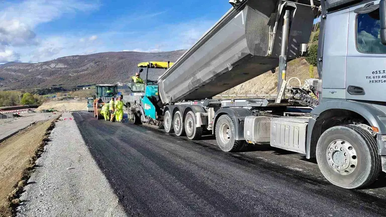 Trabajos de asfaltado en el nuevo ramal de acceso a la A-15 en Izurdiaga. GOBIERNO DE NAVARRA