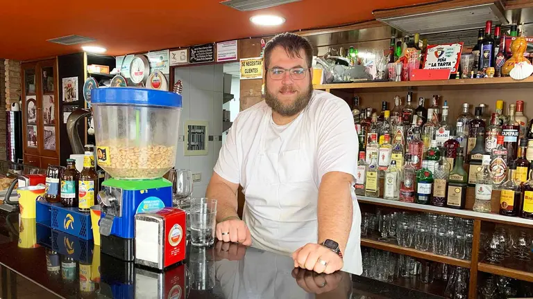 Asier Amatriain en la barra del bar La Bodega de Berriozar. Navarra.com