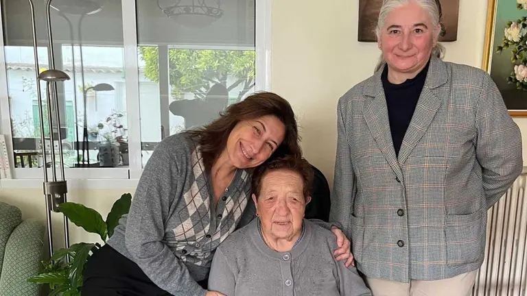 Natividad Blas es felicitada por la alcaldesa de su pueblo al cumplir 101 años. Ayuntamiento de Castejón.