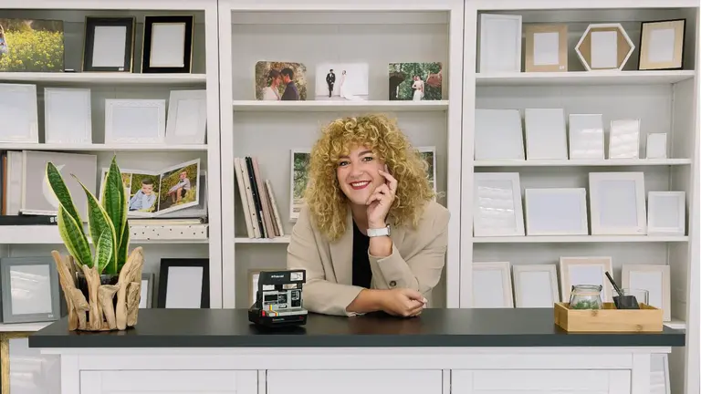 Virginia Barinaga en su tienda de fotografía en el barrio de iturrama. Cedida.