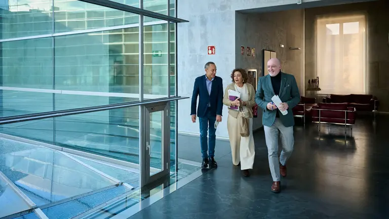 Yolanda Ibáñez, Juan Luis Sánchez de Muniáin y Javier Esparza de UPN en su llegada a la Mesa y Junta de Portavoces del Parlamento. PABLO LASAOSA