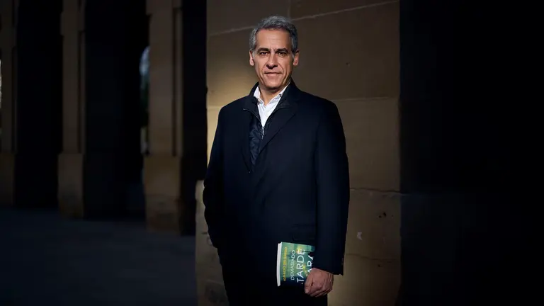 El abogado y escritor Ignacio del Burgo con su nueva novela titulada "Demasiado tarde para huir". PABLO LASAOSA