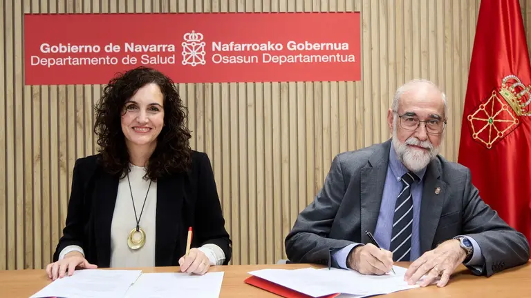 El consejero de Salud del Gobierno de Navarra, Fernando Domínguez, y la vicerrectora de la Universidad de Navarra, Paloma Grau.  IÑIGO ALZUGARAY / GOBIERNO DE NAVARRA