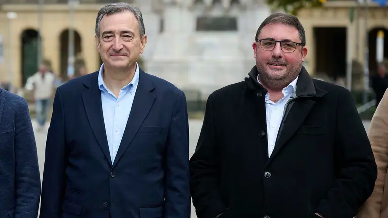 El presidente del PNV, Aitor Esteban (i), y el presidente del NBB, Unai Hualde (d), posan este lunes junto al monumento a los Fueros de Navarra, en Pamplona, antes de la celebración de la reunión semanal del Euzkadi Buru Batzar. EFE/Iñaki Porto