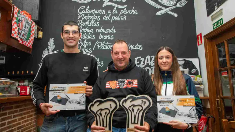 Representantes del bar Harpea de la Chantrea, ganador de la Semana del Pincho del barrio. ANAPEH