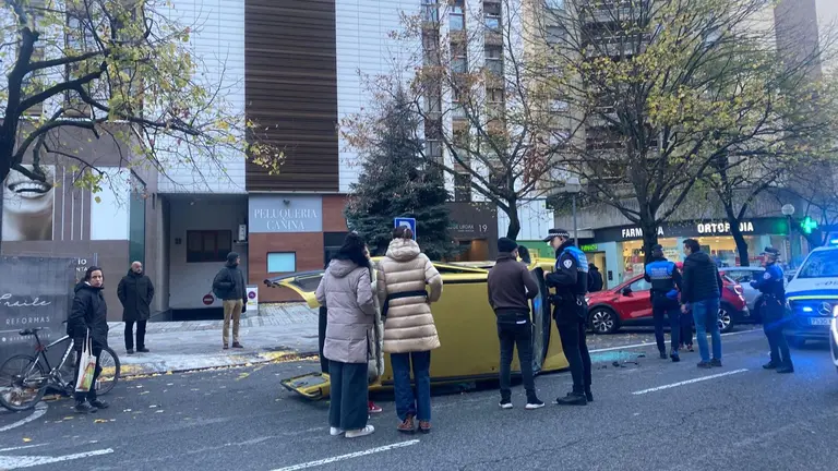Una camioneta vuelca en Pamplona. CEDIDA