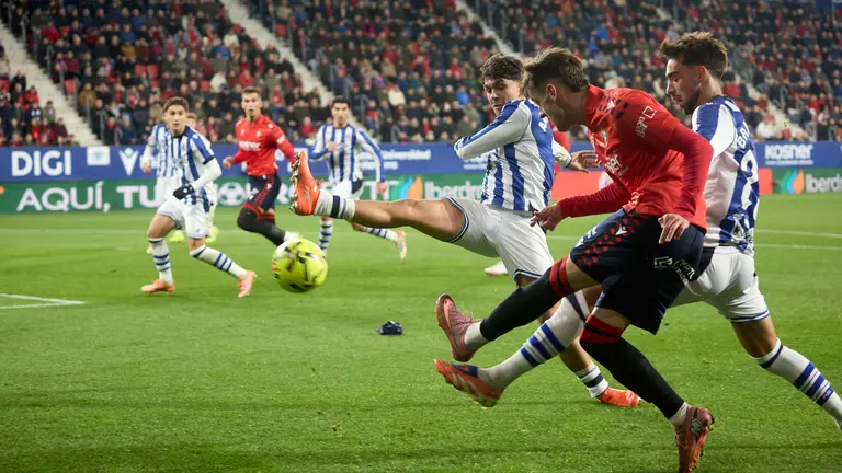 Partido de La Liga EA Sports entre CA Osasuna y Real Sociedad disputado en el estadio de El Sadar en Pamplona. IÑIGO ALZUGARAY