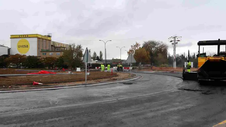 Obras de construcción de una rotonda en la avenida de Zaragoza de Tudela junto a Uvesa. AYUNTAMIENTO DE TUDELA