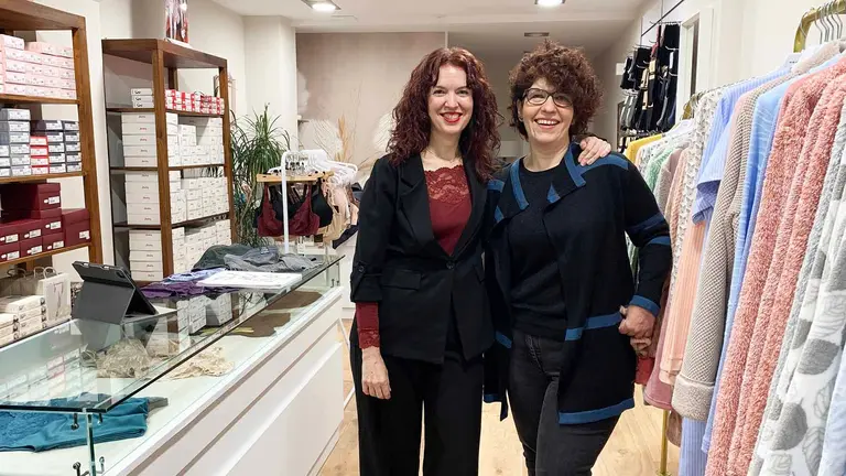 Ana Sarriguren y Ainhoa Barberena en la lencería Pimpinela de Pamplona. Navarra.com