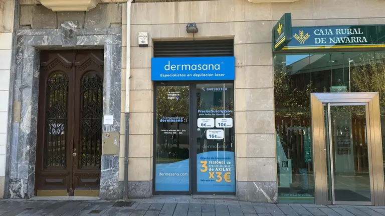 La fachada del nuevo centro de Dermasana en la calle Carlos III de Pamplona. IRANZU LARRASOAÑA