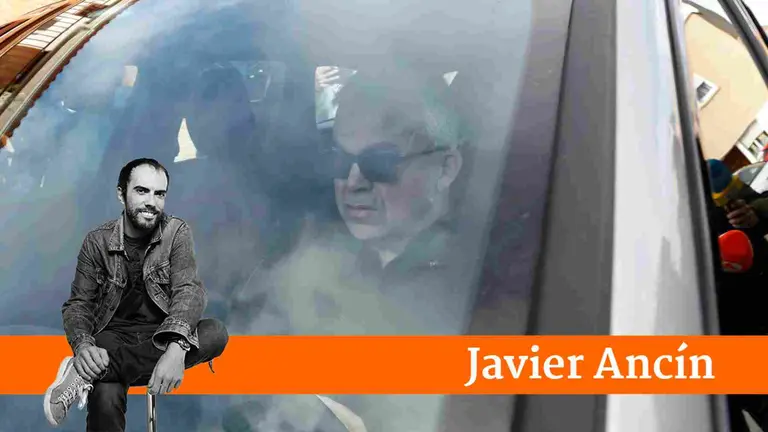 Cerdán saliendo de su casa en coche en milagro. EFE/ Jesús Diges