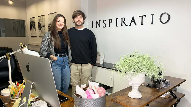 Gabriela Pardo y Gabriel Novoa en la tienda de tatuajes Inspiratio Studio de Pamplona. Navarra.com