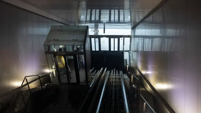 Varias personas utilizan uno de los ascensores de Descalzos. AYUNTAMIENTO DE PAMPLONA