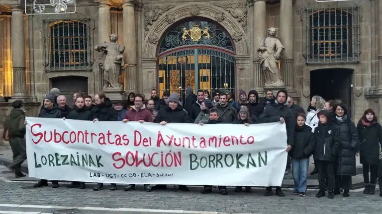 Los trabajadores de la empresa de jardinería subcontratada por el Ayuntamiento de Pamplona se concentran. UGT