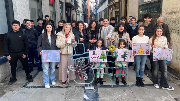 El Ayuntamiento de Estella amplía la iluminación navideña con arcos basados en dibujos escolares. CEDIDA