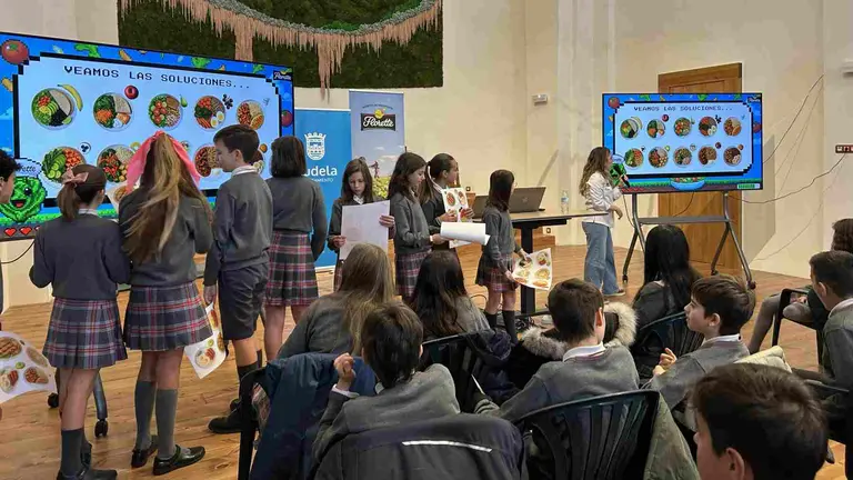 Niños de uno de los colegios de Tudela en el Tudela Freen Temple. AYUNTAMIENTO DE TUDELA