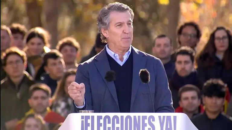 Alberto Núñez Feijóo interviene en una manifestación multitudinaria contra el Gobierno de Pedro Sánchez. NAVARRA.COM
