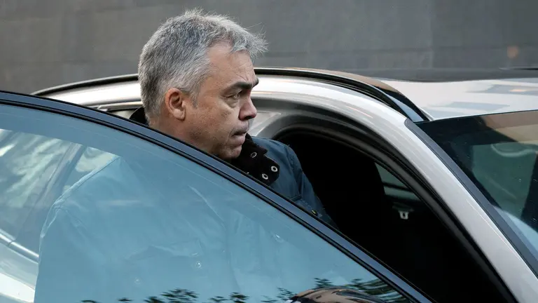 El ex secretario de Organizaci&oacute;n del PSOE Santos Cerd&aacute;n a su salida este lunes por primera vez al Juzgado de Primera Instancia de Tafalla para cumplir con la comparecencia quincenal impuesta por el juez del Tribunal Supremo Leopoldo Puente tras su puesta en libertad. EFE/Villar L&oacute;pez