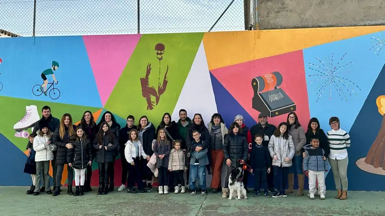 Fotografía de familia tras la inauguración del nuevo mural en la ludoteca de Fustiñana. AYUNTAMIENTO DE FUSTIÑANA