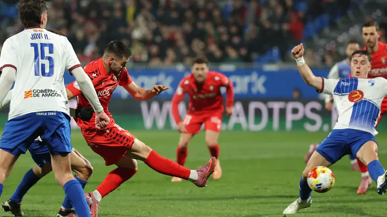 Jugada de ataque rojillo sobre la portería del CD Ebro. CA Osasuna.