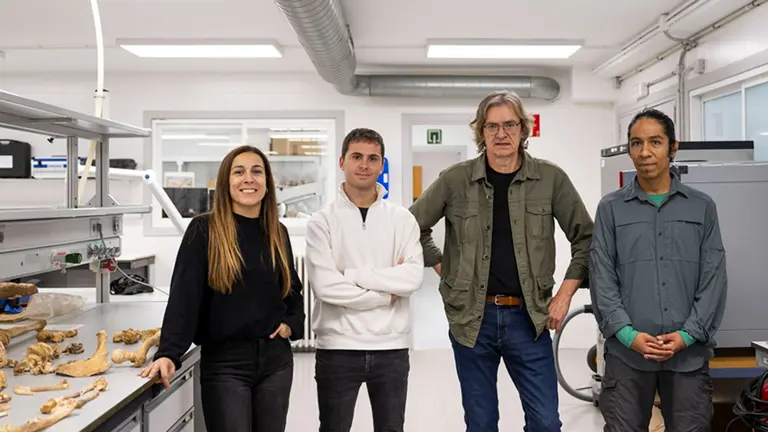 De izq. a dcha.: Maitane Tirapu (osteoarqueóloga), Íñigo Portela (investigador y responsable de la excavación arqueológica), Javier Armendáriz (profesor) y José Luis Urrutia (arqueólogo colaborador en la investigación), en el Laboratorio de Arqueología de la UPNA. UNIVERSIDAD PÚBLICA DE NAVARRA