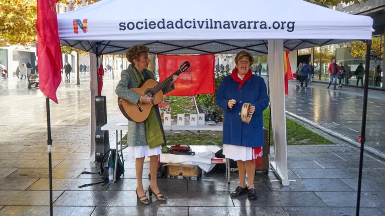 Sociedad Civil Navarra celebra el Día de Navarra con una carpa informativa. IÑIGO ALZUGARAY