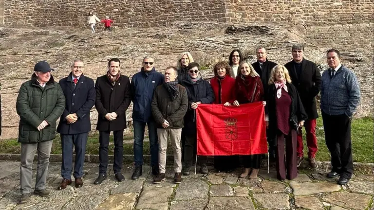 Cristina Ibarrola y otros miembros de UPN en la esplanada del Castillo de Javier. UPN