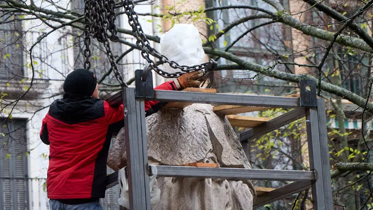 Comienza el traslado de las primeras estatuas de los Reyes de Navarra del Paseo de Sarasate. IÑIGO ALZUGARAY